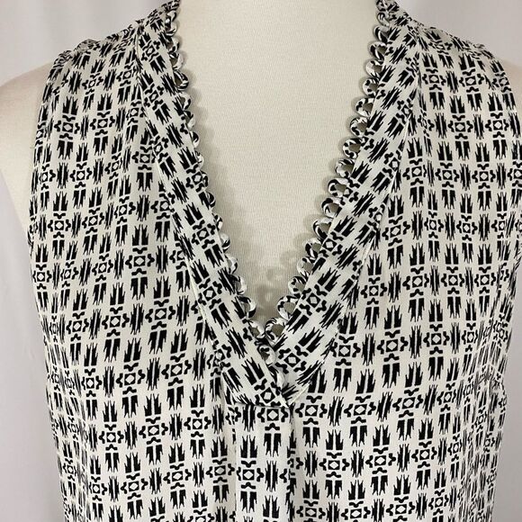 DR2 V Neck Black and White Sleeveless Top - Picture 3 of 5